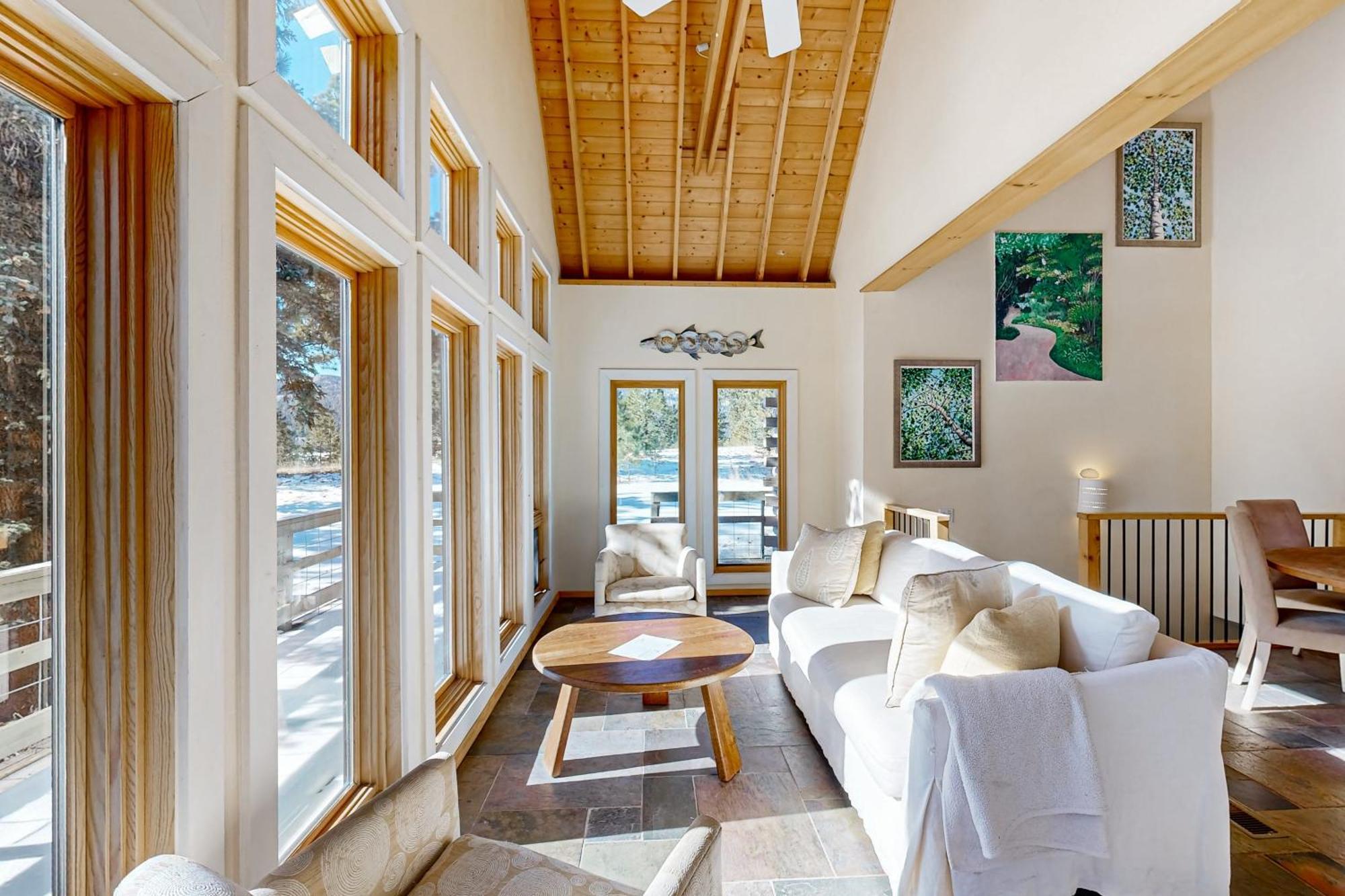 Sunny Mountain Delight Villa Ейнджъл Файър Екстериор снимка
